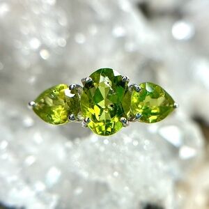 “Graciously Green” Beautiful Triple-Peridot Ring! 💎 - SIZE (7)